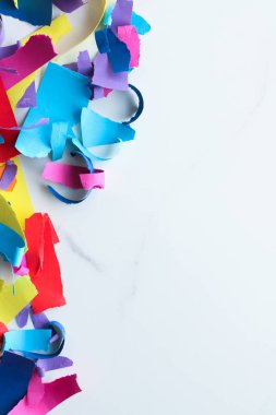 Mermer, flatlay arka plan üzerinde kağıt konfeti