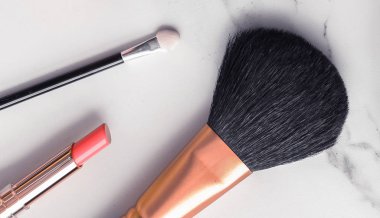Mermer üzerinde makyaj ve kozmetik flatlay