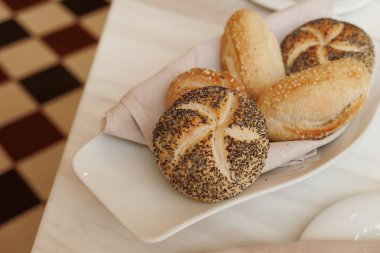 Bir restoranda taze beyaz ekmek