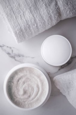 Bir mermer, flatlay bodur ve peeling kremi ürünleri