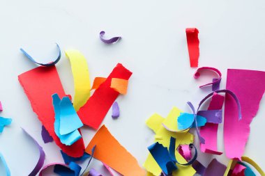 Mermer, flatlay arka plan üzerinde kağıt konfeti