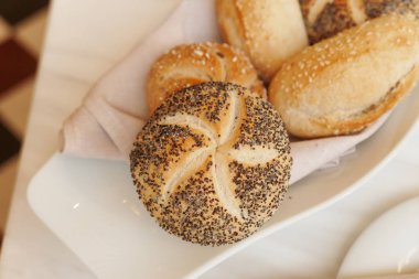 Bir restoranda taze beyaz ekmek