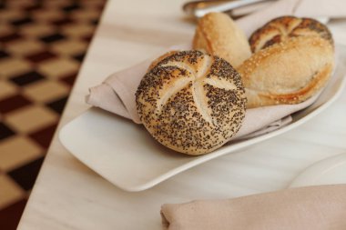 Bir restoranda taze beyaz ekmek