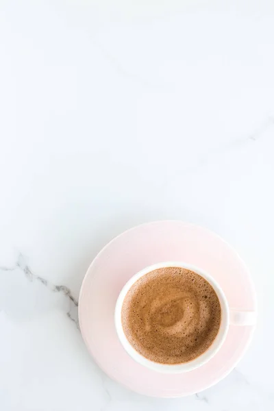 Горячий ароматный кофе на мраморе, плоский — стоковое фото
