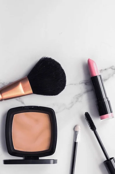 Make-up dan kosmetik flatlay di marmer — Stok Foto