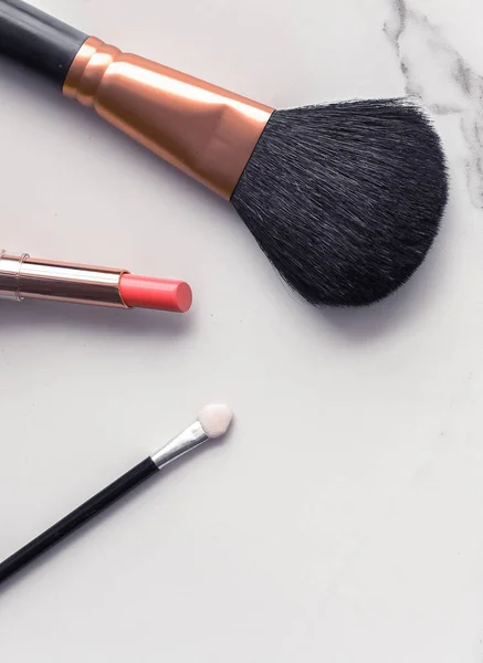 Make-up and cosmetics flatlay on marble — Stock Photo, Image