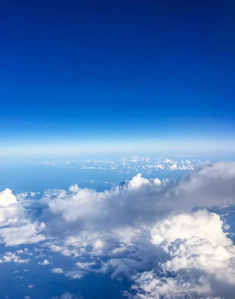 飛行機の窓、空と海の青からの眺め — ストック写真