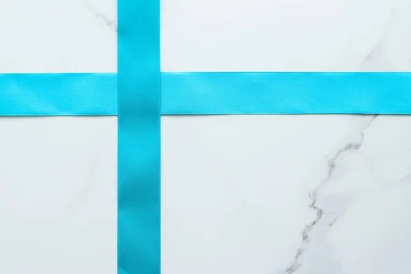 大理石、トップ ビューに青い絹のリボン — ストック写真