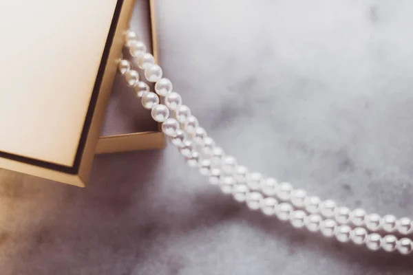 Joyería de perlas en una caja de regalo de oro — Foto de Stock