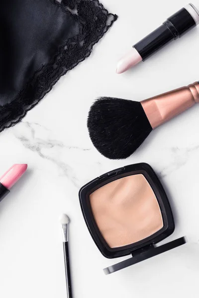 Make-up und Kosmetik Flatlay auf Marmor — Stockfoto