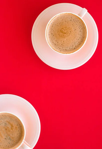 Aromatiska kaffe på röd bakgrund, flatlay — Stockfoto