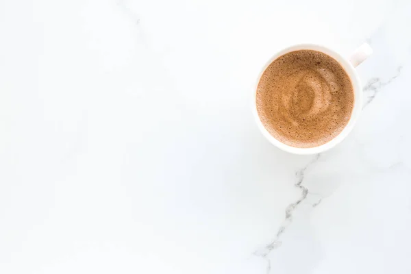 Aromatiska kaffe på marmor, flatlay — Stockfoto