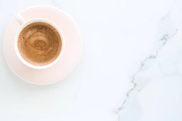 Café aromático caliente en mármol, flatlay — Foto de Stock