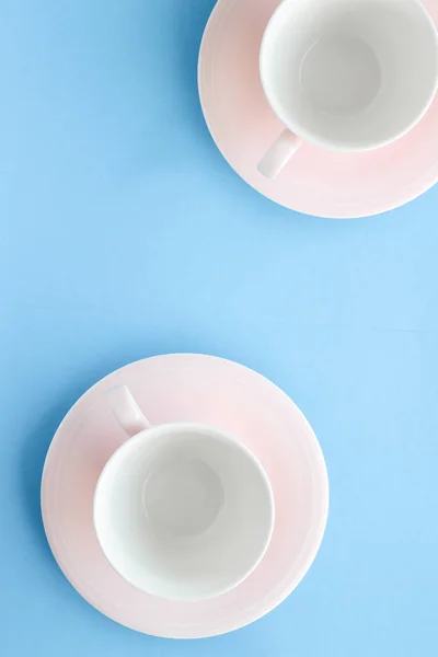 Пустой стакан и блюдце на голубом фоне, плоский — стоковое фото