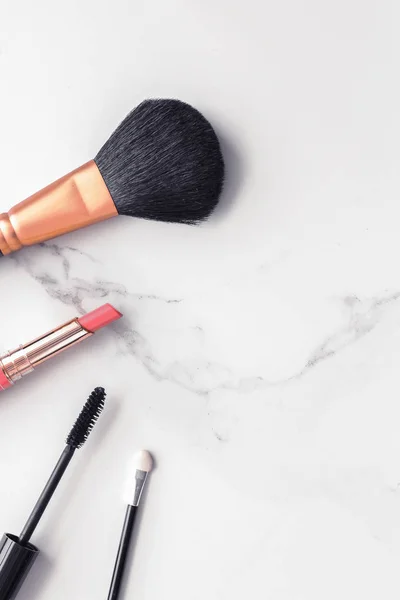 Make-up and cosmetics flatlay on marble — Stock Photo, Image