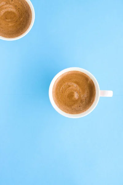 Café aromático caliente sobre fondo azul, flatlay — Foto de Stock