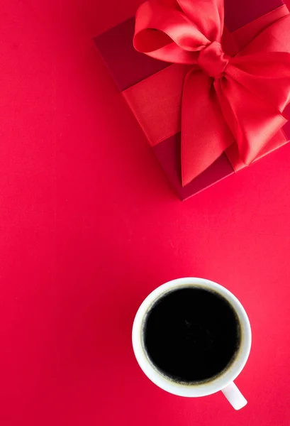 Presentbox lyx skönhet och kaffe på röd, flatlay — Stockfoto