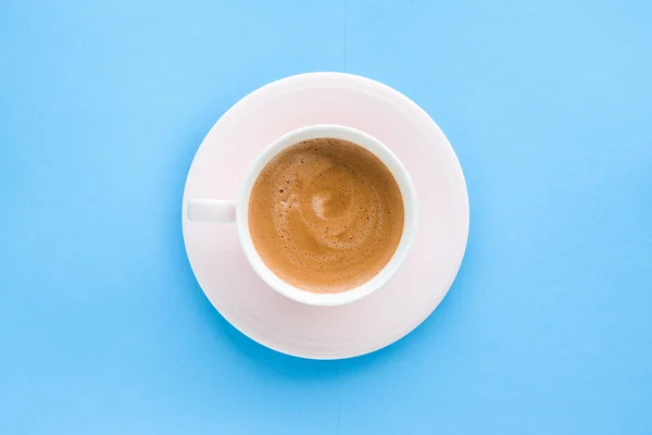 Aromatiska kaffe på blå bakgrund, flatlay — Stockfoto