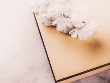 Vintage hediye kutusu ve gül