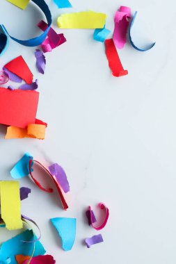 Mermer, flatlay arka plan üzerinde kağıt konfeti