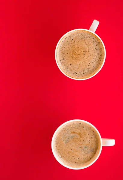 Hot aroma kopi di latar belakang merah, flatlay — Stok Foto