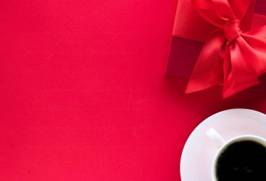 Lüks güzellik hediye kutusu ve kırmızı, flatlay kahve