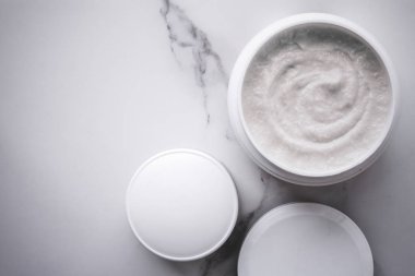 Bir mermer, flatlay bodur ve peeling kremi ürünleri