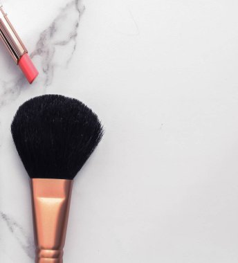 Mermer üzerinde makyaj ve kozmetik flatlay