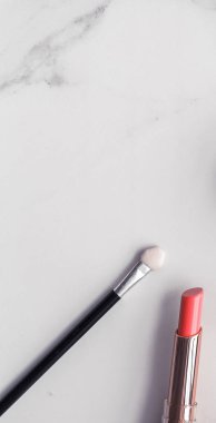 Mermer üzerinde makyaj ve kozmetik flatlay