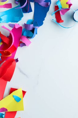 Mermer, flatlay arka plan üzerinde kağıt konfeti