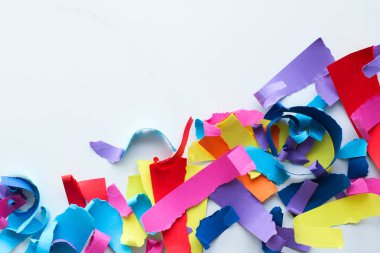 Mermer, flatlay arka plan üzerinde kağıt konfeti