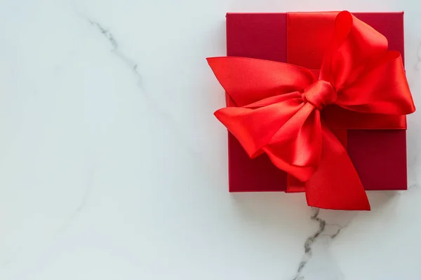 Luxus piros ünnep ajándékok a márvány — Stock Fotó
