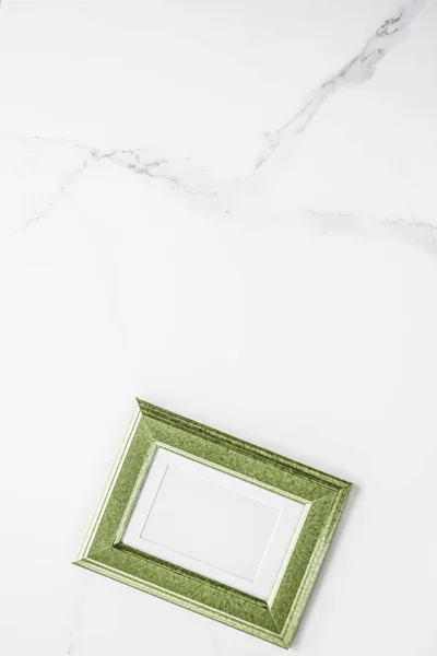 Cadre photo vert sur marbre, flatlay — Photo