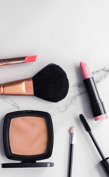 Make-up e cosmetici flatlay su marmo — Foto Stock