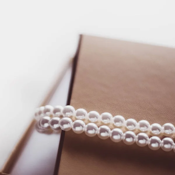 Pearl jewellery in a  golden gift box — Stock Photo, Image