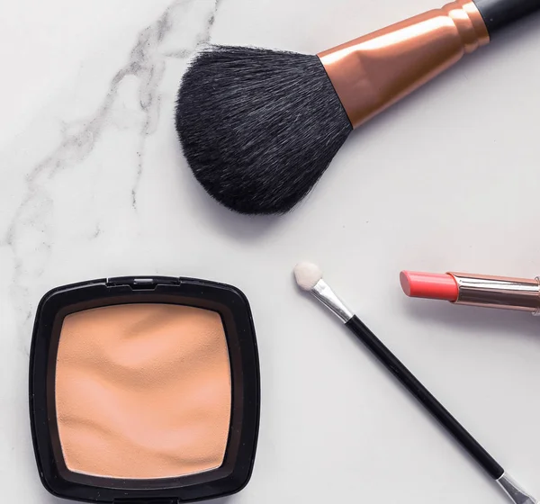 Make-up und Kosmetik Flatlay auf Marmor — Stockfoto