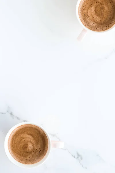 Café aromatique chaud sur marbre, flatlay — Photo