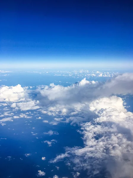 비행기 창, 하늘 및 푸른 바다에서 보기 — 스톡 사진
