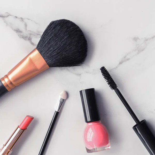 Maquillaje y cosméticos flatlay en mármol — Foto de Stock