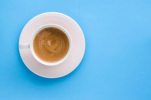 Горячий ароматный кофе на голубом фоне, плоский — стоковое фото