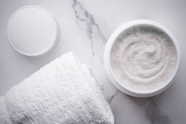 Bir mermer, flatlay bodur ve peeling kremi ürünleri