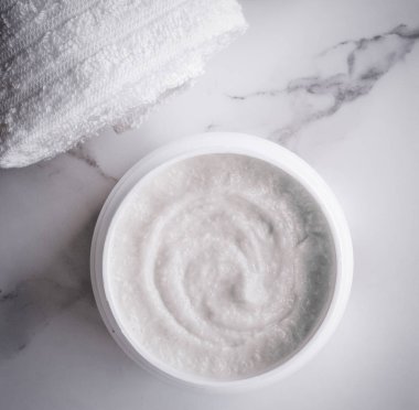 Bir mermer, flatlay bodur ve peeling kremi ürünleri