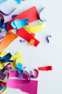 Mermer, flatlay arka plan üzerinde kağıt konfeti