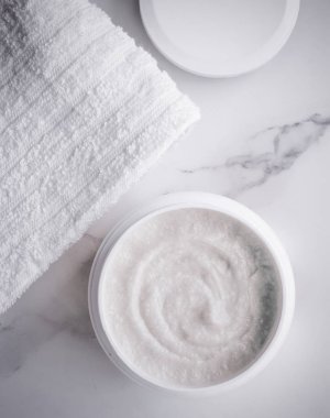 Bir mermer, flatlay bodur ve peeling kremi ürünleri