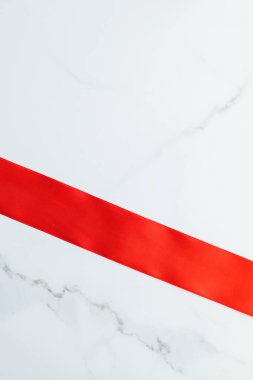 Mermer, üst görünümünde kırmızı ipek kurdele