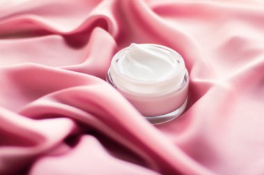 Lüks yüz kremi kavanoz yumuşak pembe ipek