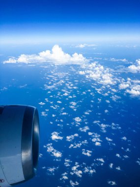 Uçak penceresinden, gökyüzü ve okyanus mavisi'göster