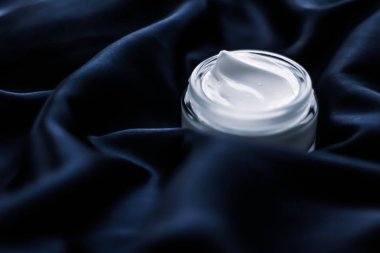 Lüks yüz kremi kavanoz bir koyu mavi ipek