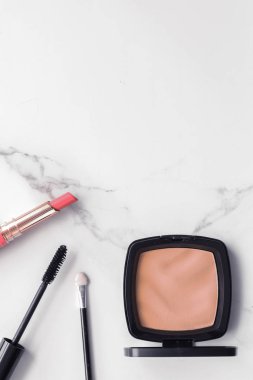 Mermer üzerinde makyaj ve kozmetik flatlay
