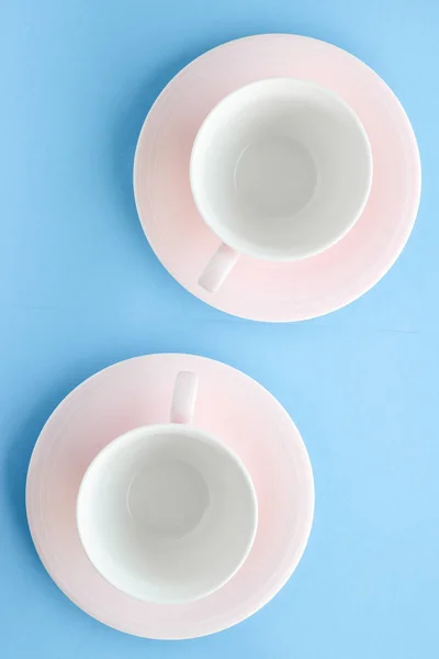 Üres csésze és csészealj, kék alapon, flatlay — Stock Fotó